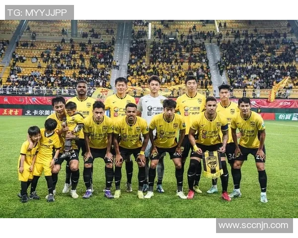 广州足球队比赛经验引发热议球迷对战术选择和临场表现展开激烈讨论